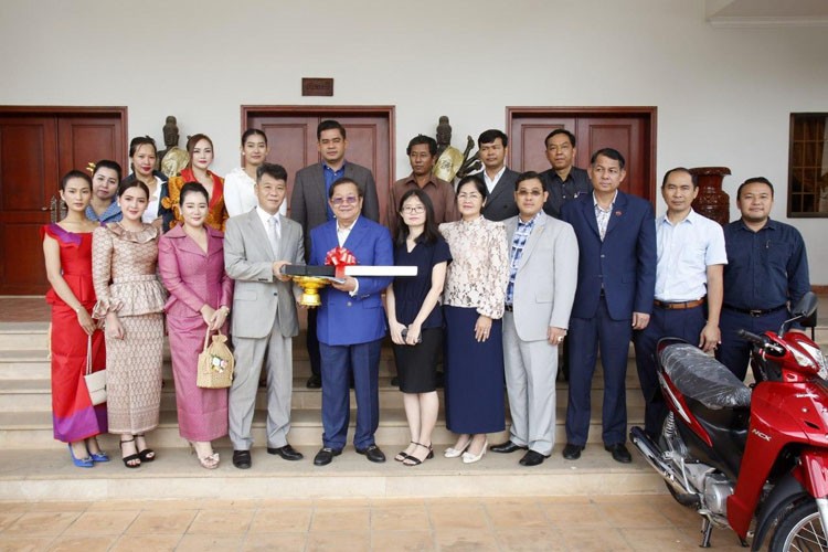 Kichik kokrakli rus talabalarining yashirin kamera porno videosi